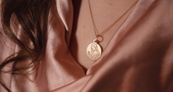 médaillon vierge à la rose
